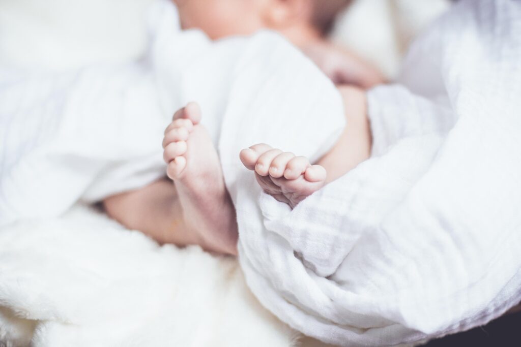 Baby fötter som symboliserar namngivningsceremoni